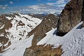 24_Risaliamo un canalino e alterniamo roccia, neve ed erba